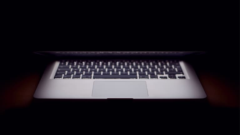 menutup laptop saat hidup